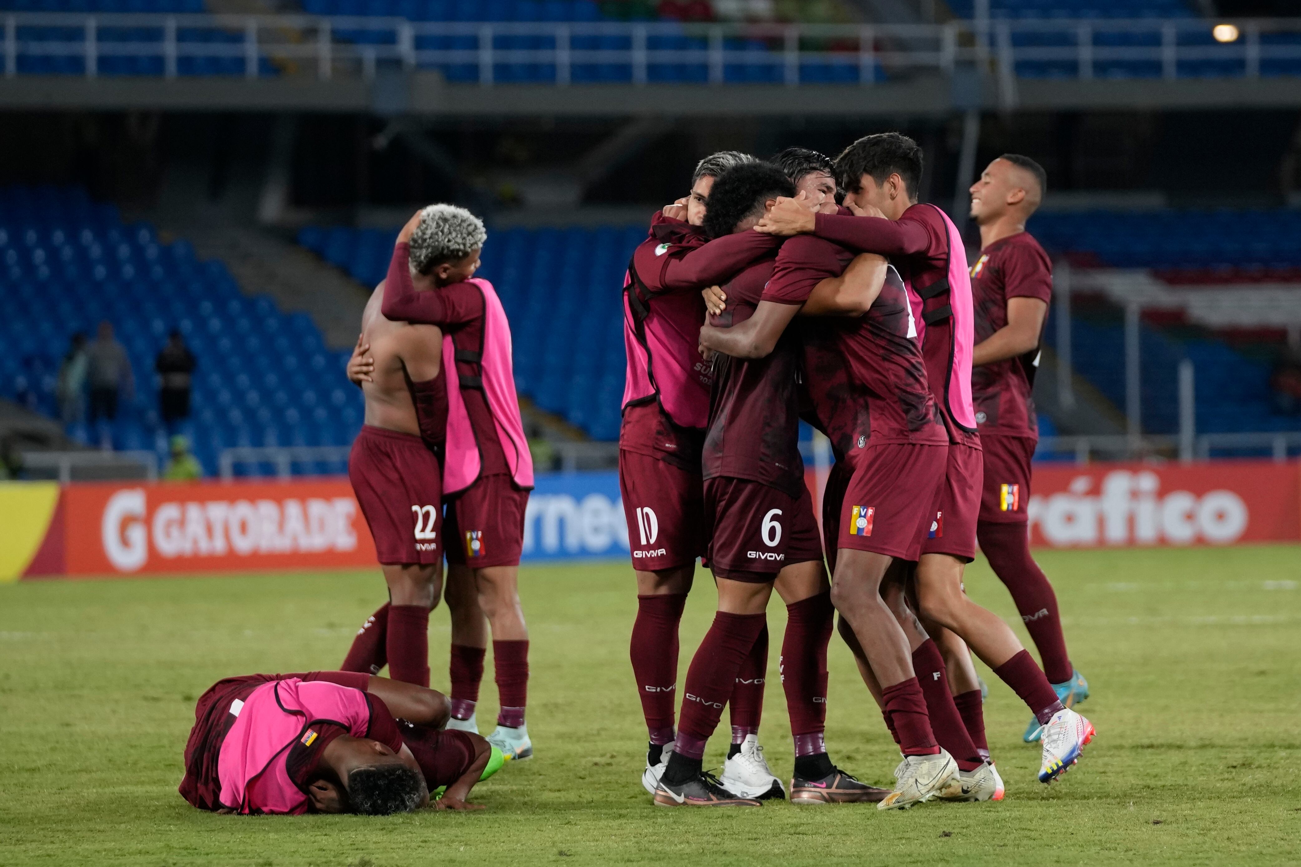 Venezuela players celebrate at the end of a South America U-20 soccer match against Chile in Cali, Colombia, Saturday, Jan. 28, 2023. Venezuela won 1-0. (AP Photo/Fernando Vergara)