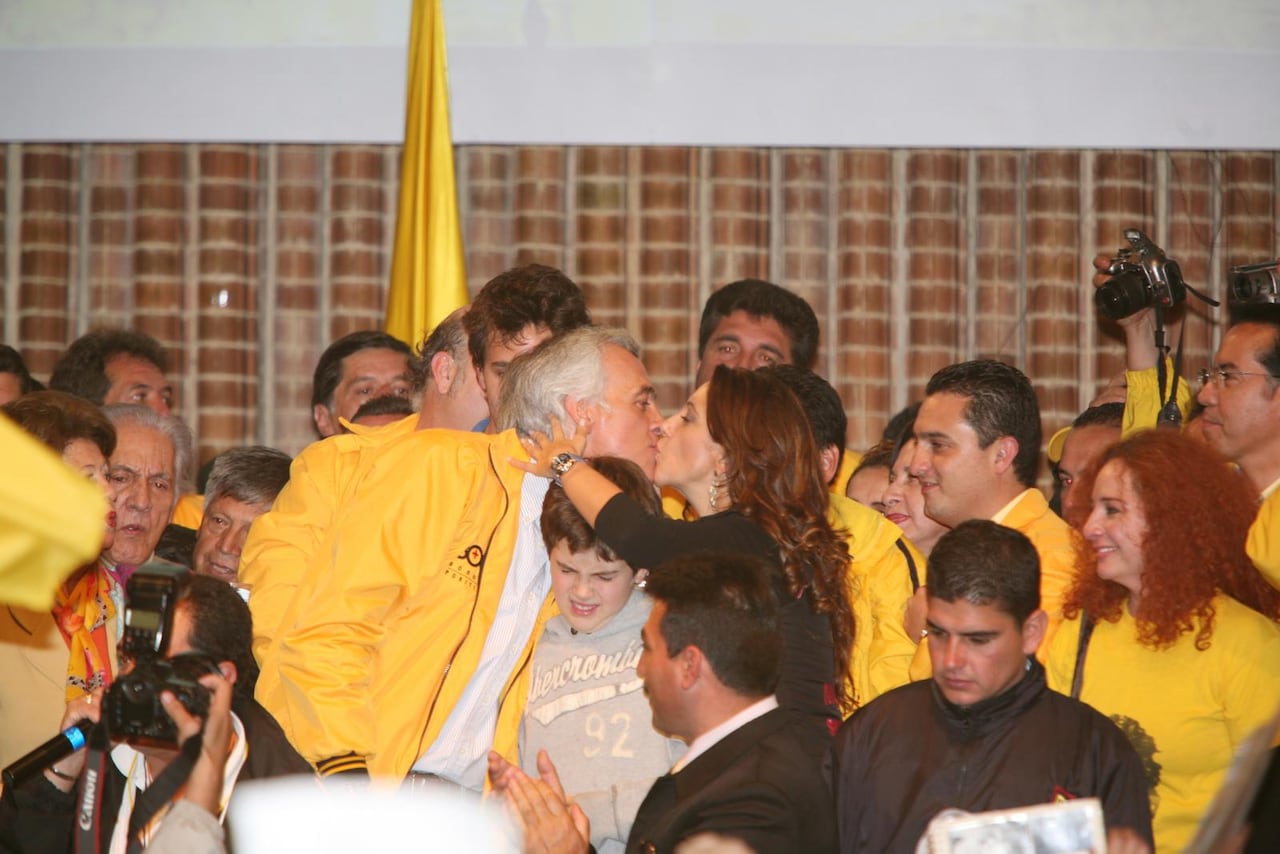 Samuel y Cristina demostrando su amor en un evento público. Foto: Alfonso Reina - Archivo Revista Semana.