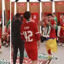 Luis Díaz celebró bailando con la bandera de Colombia.