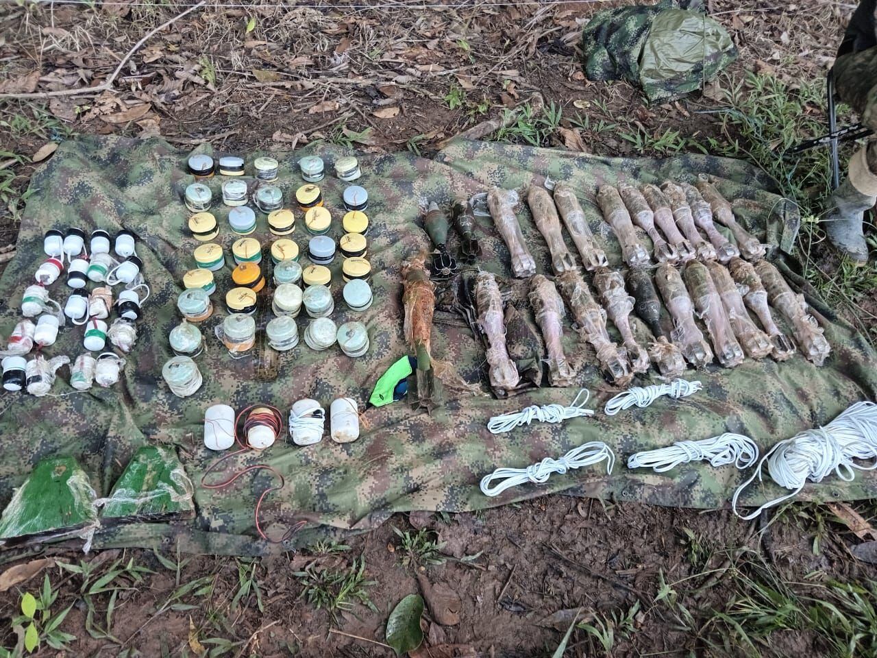 Durante la intervención, las autoridades incautaron una serie de elementos de alto valor estratégico.