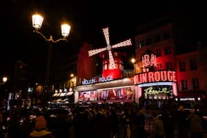 Una fotografía tomada en París el 9 de abril de 2024 muestra una vista exterior del cabaret musical Moulin Rouge. Las aspas del molino de viento en lo alto del cabaret Moulin Rouge, uno de los monumentos más famosos de París, colapsaron durante la noche del 24 de abril de 2025, dijeron los bomberos, pocos meses antes de que la capital francesa fuera sede de los Juegos Olímpicos. (Foto de Miguel MEDINA/AFP)