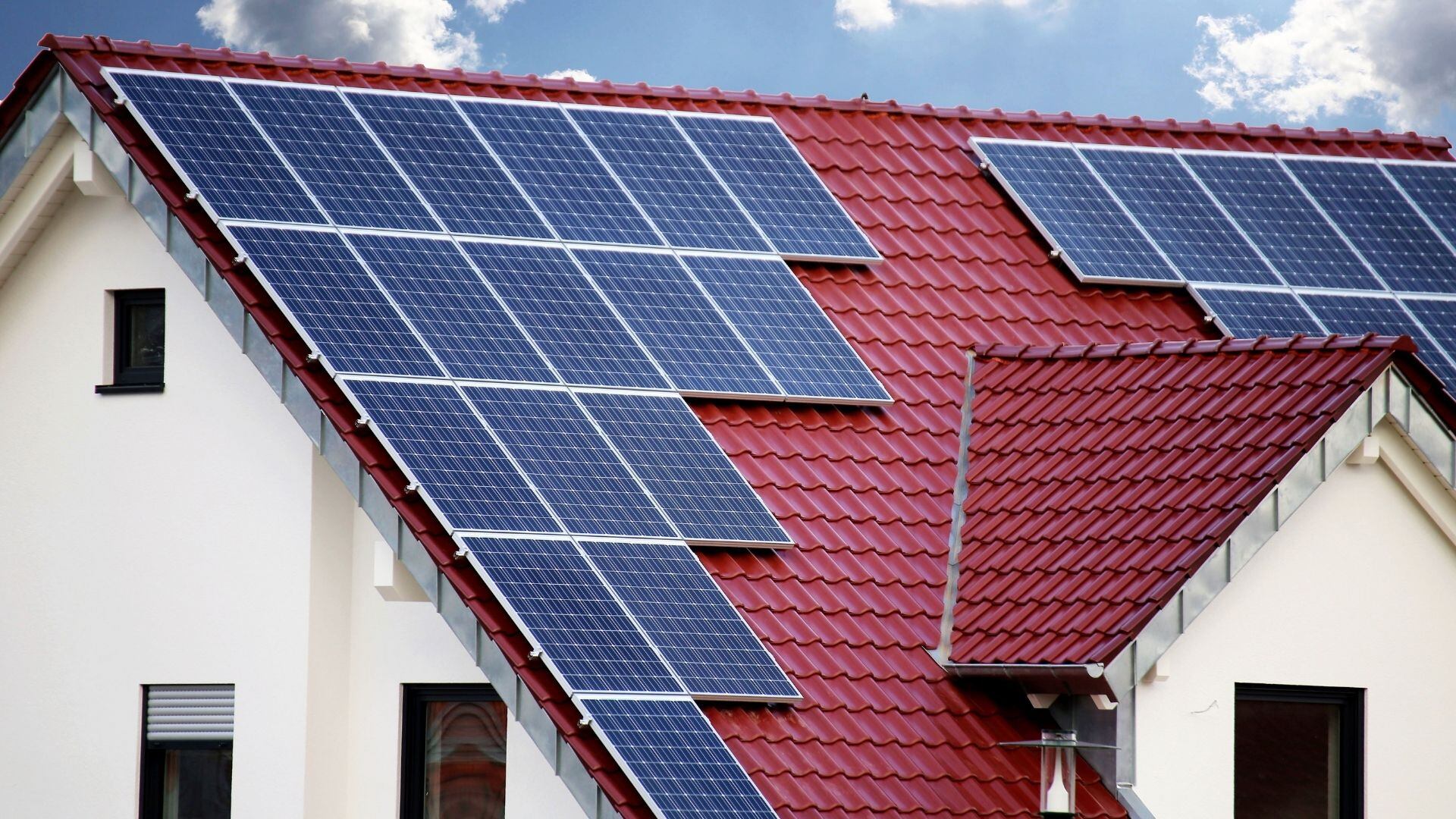 Los paneles solares se pueden instalar en hogares y empresas.