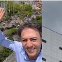 Desde el último piso de la Alcaldía, Daniel Quintero observó por algunos momentos el desarrollo de la marcha de la oposición al Gobierno nacional.