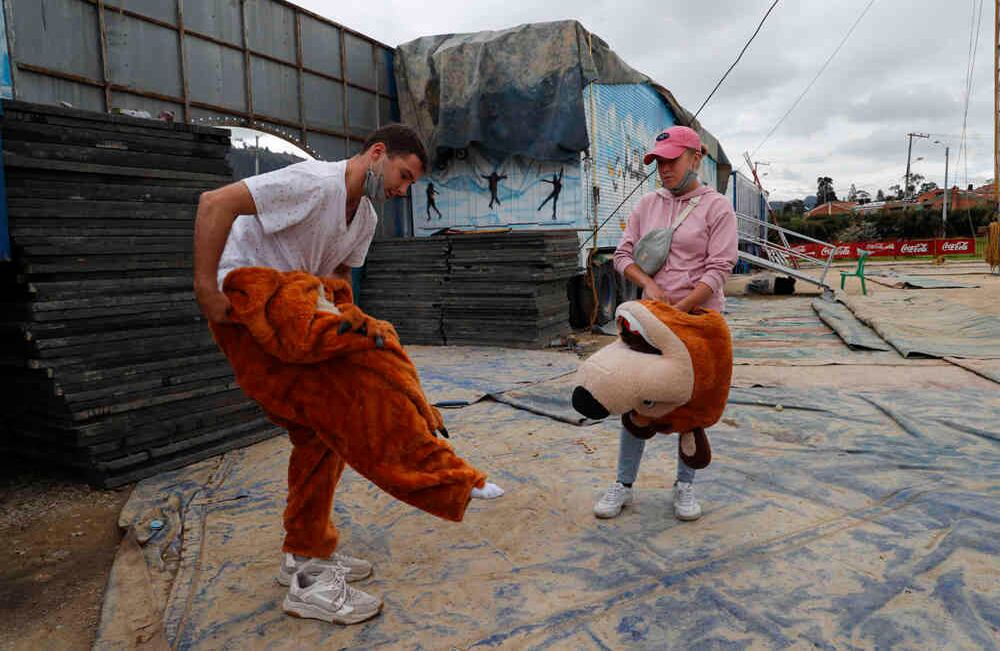Antes de llegar a Colombia para bailar sobre hielo, Ruslan Guseinov trabajaba en Moscú como organizador de eventos. “Somos artistas y tenemos un espíritu fuerte. Sabemos superar las dificultades. Luego recordaremos todo esto con una sonrisa”, dice justo antes de salir de la carpa a rebuscarse unas monedas disfrazado de oso. Foto: Guillermo Torres SEMANA