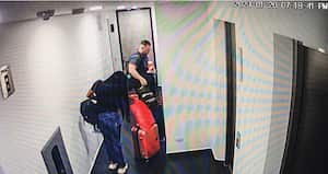 VIERNES 20 DE ENERO, 7:58 P. M. Valentina Trespalacios llega al apartamento en compañía de Poulos. En las imágenes se observa que lleva algunas pertenencias, incluso maletas.