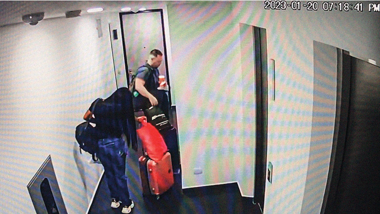 VIERNES 20 DE ENERO, 7:58 P. M. Valentina Trespalacios llega al apartamento en compañía de Poulos. En las imágenes se observa que lleva algunas pertenencias, incluso maletas.