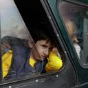 Un niño de etnia armenia de Nagorno Karabaj mira desde un auto a su llegada a Goris, una localidad en la región de Syunik, Armenia, el lunes 25 de septiembre de 2023. Miles de armenios salieron de Nagorno Karabaj después de que el ejército azerbaiyano recuperase el control de la región separatista. (AP Foto/Vasily Krestyaninov)