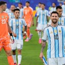 El capitán de Argentina, Lionel Messi, saluda antes del partido ante Argelia por el Grupo J del Mundial en Kansas, martes 16 de junio, 2026. (AP Foto/Charlie Riedel)