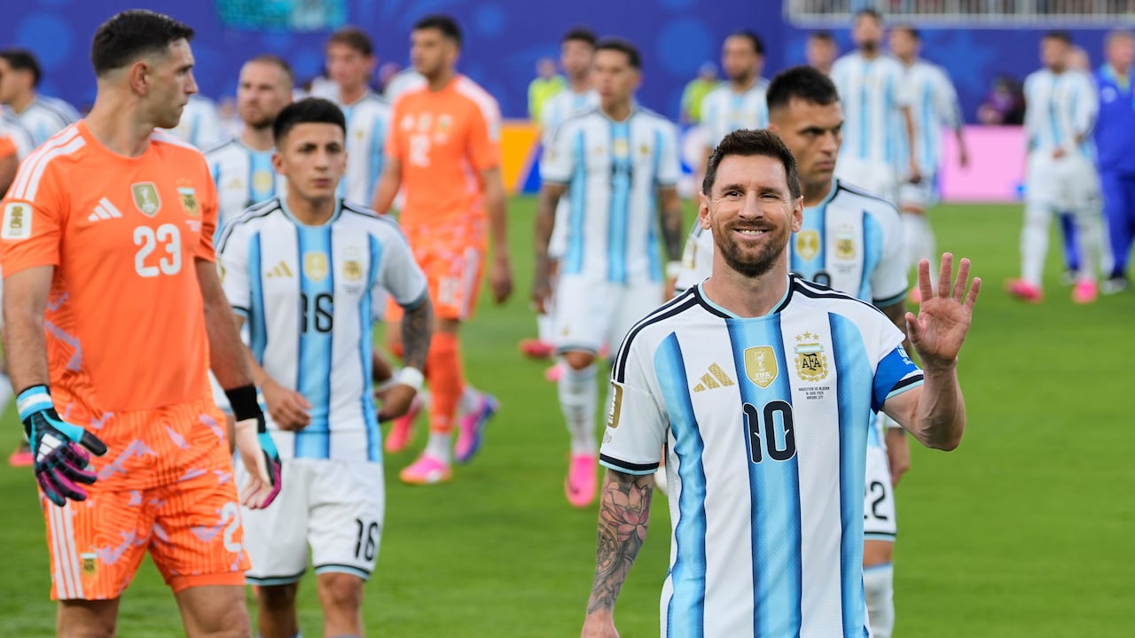El capitán de Argentina, Lionel Messi, saluda antes del partido ante Argelia por el Grupo J del Mundial en Kansas, martes 16 de junio, 2026. (AP Foto/Charlie Riedel)