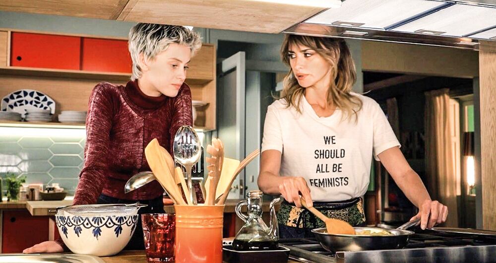 "Todos deberíamos ser feministas", dice la camiseta que viste Janis (Penélope Cruz) mientras charla con Ana (Milena Smit), y razón no le falta. En 'Madres paralelas', la séptima película en el que trabaja con Penélope Cruz, el director español Pedro Almodóvar ilustra la valentía de ser coherentes entre las posturas personales y las causas justas que se persiguen.