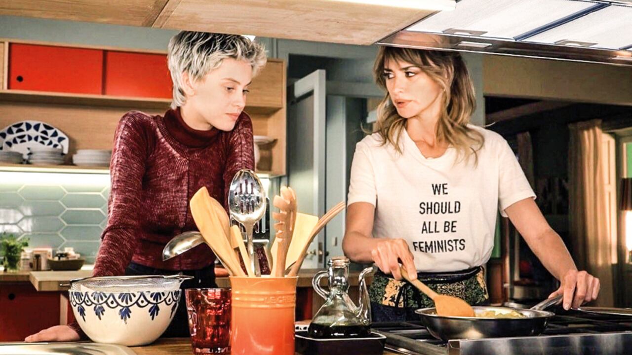 "Todos deberíamos ser feministas", dice la camiseta que viste Janis (Penélope Cruz) mientras charla con Ana (Milena Smit), y razón no le falta. En 'Madres paralelas', la séptima película en el que trabaja con Penélope Cruz, el director español Pedro Almodóvar ilustra la valentía de ser coherentes entre las posturas personales y las causas justas que se persiguen.