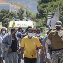 Algunos migrantes que lograron sobrevivir al naufragio son atendidos en centros de salud de Grecia