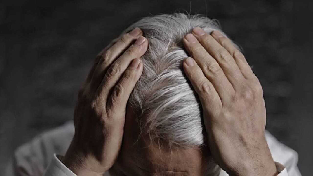 La falta de melanina genera la aparición de las canas en la juventud. Foto GettyImages.