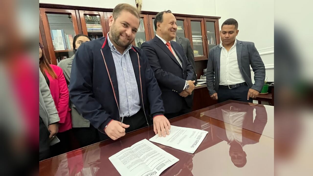 Congresista Enrique Cabrales en la radicación del proyecto