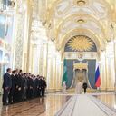 El salón de la Orden de San Andrés exhibe bóvedas góticas, columnas cuadradas y el ojo todopoderoso emitiendo sus rayos hacia el trono imperial. El lugar simboliza la dignidad sagrada del poder soberano.