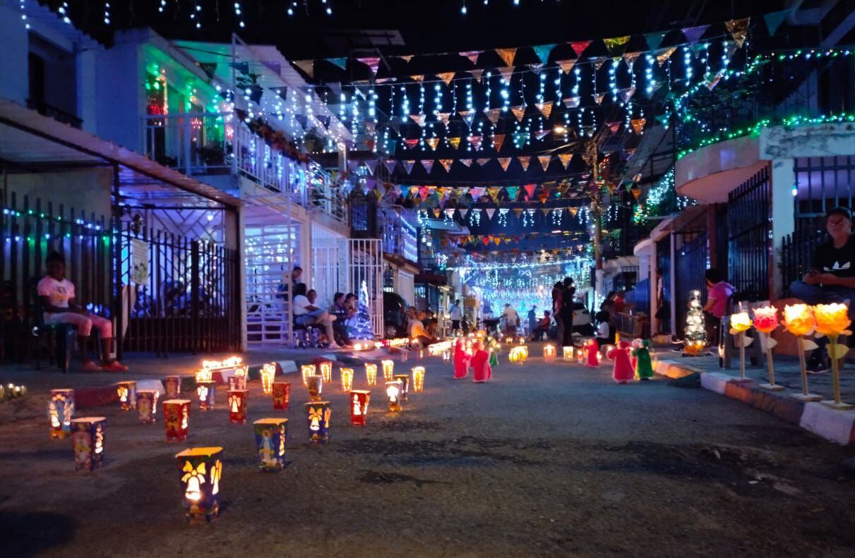 Durante la celebración del Día de las Velitas, las calles en Colombia se llenan de luz y unidad familiar.
