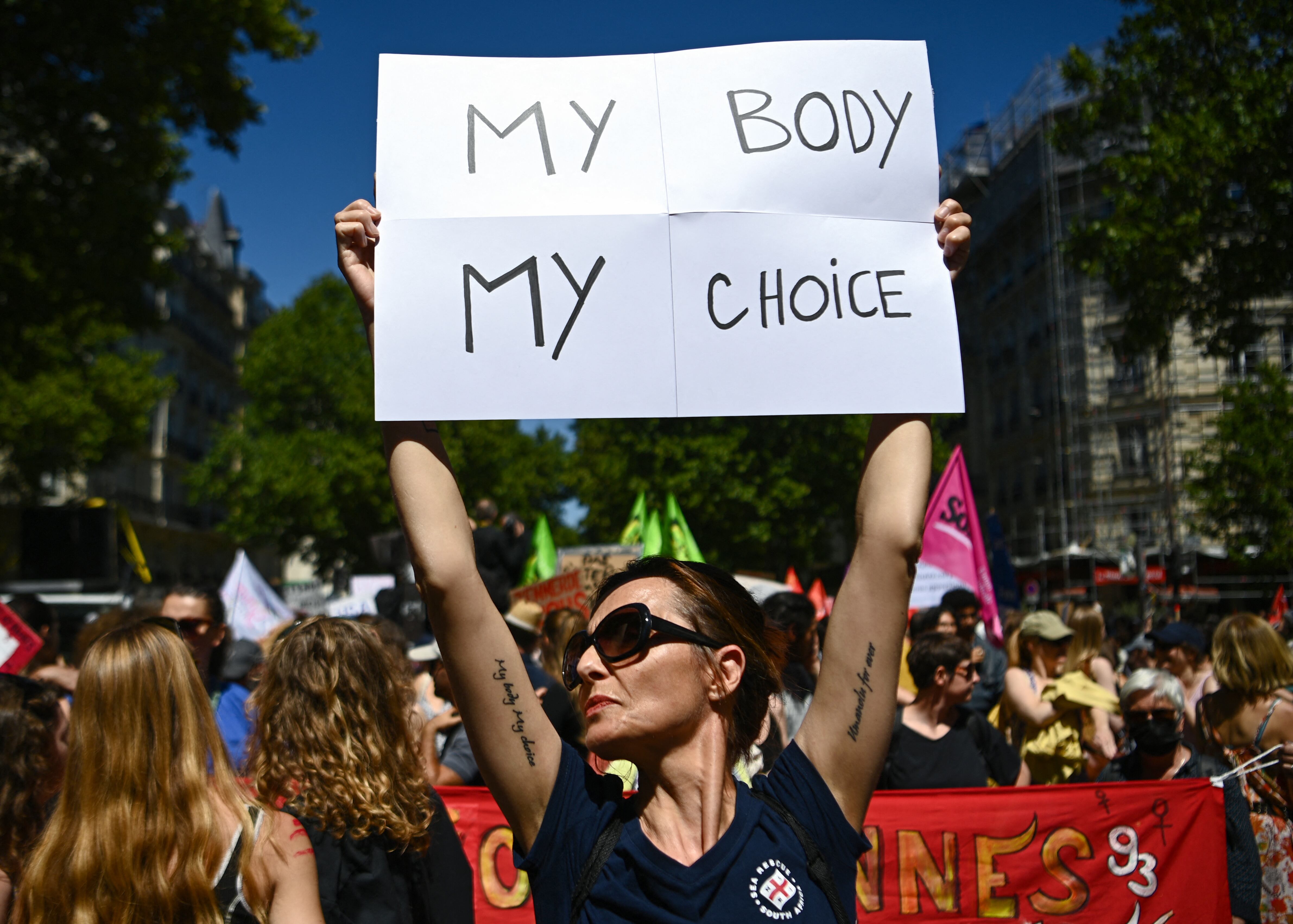 Mujeres cruzan el mar de Irlanda hasta Inglaterra o Gales para abortar, dice el gobierno británico. (Photo by Christophe ARCHAMBAULT / AFP)