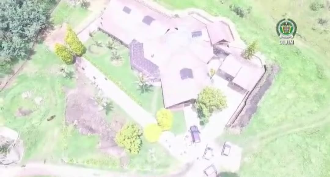 Rodeado de lujos, excentricidades y caballos de paso fino vivía Orlando Sánchez Cristancho, el hombre del overol en el 2017 antes de ser extraditado a los Estados Unidos.