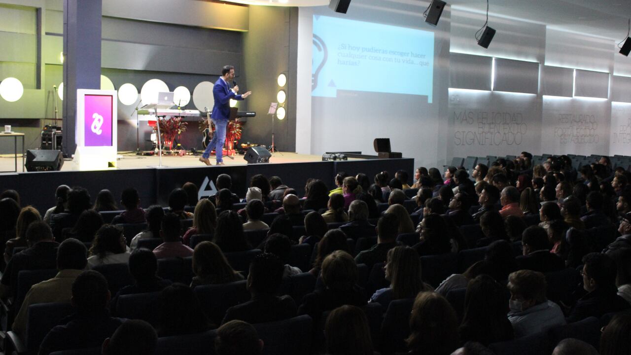 Después de estudiar Comunicación Social se formó como guionista y director de teatro. Ha dedicado más de 15 años de su vida al arte de narrar historias en formatos literarios, artísticos y audiovisuales. Actualmente también combina sus rutinas con la de ser conferencias.
