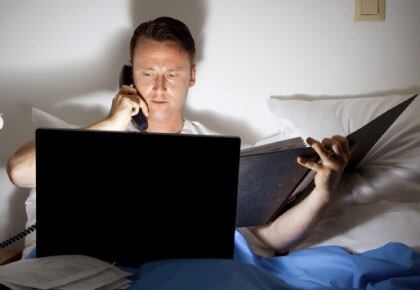 La luz de las pantallas de dispositivos electrónicos altera nuestros niveles de hormona melatonina.