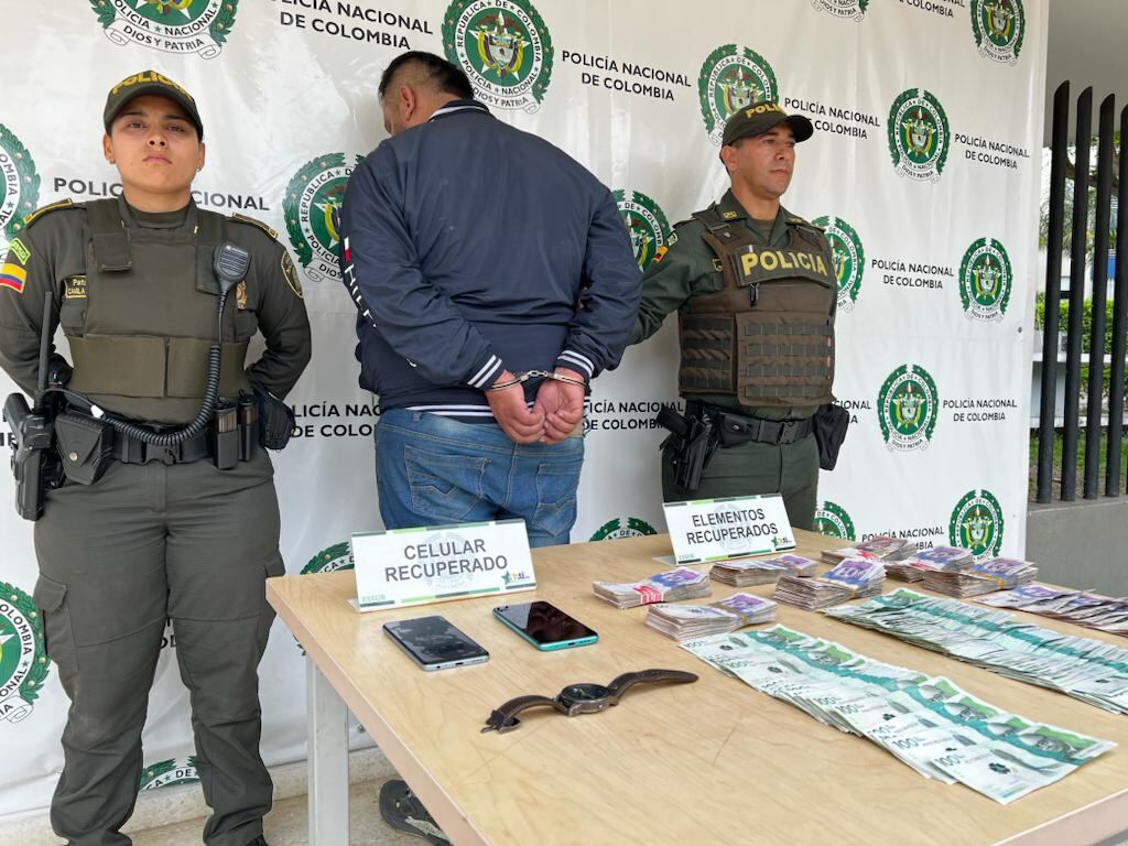 Las autoridades buscan a los cómplices de este hombre.