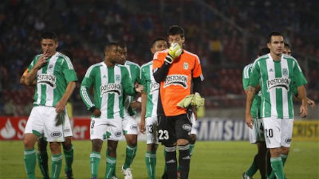Los jugadores de Atletico Nacional dejan el campo al finalizar el encuentro que perdió 1-2 frente a Universidad de Chile por la Copa Libertadores, en Santiago.