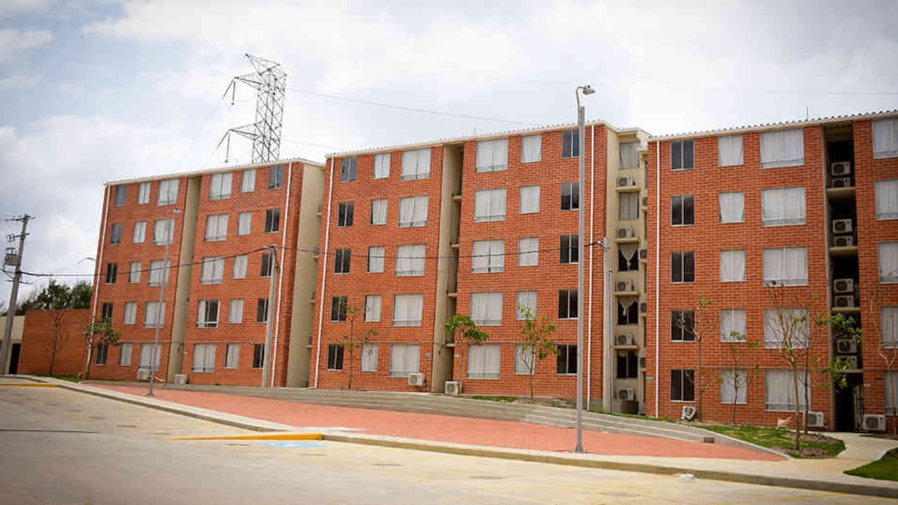 De las 1.600 viviendas que conforman el proyecto, 1.100 fueron dotadas con aire acondicionado, camas y lockers.