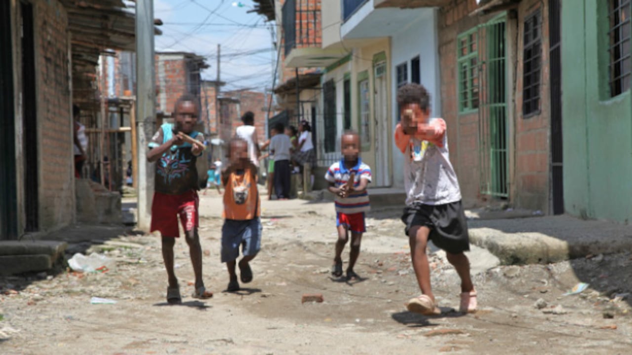 La violencia es parte de la vida cotidiana de los habitantes de Aguablanca. Estos niños juegan a disparar con pistolas de madera.