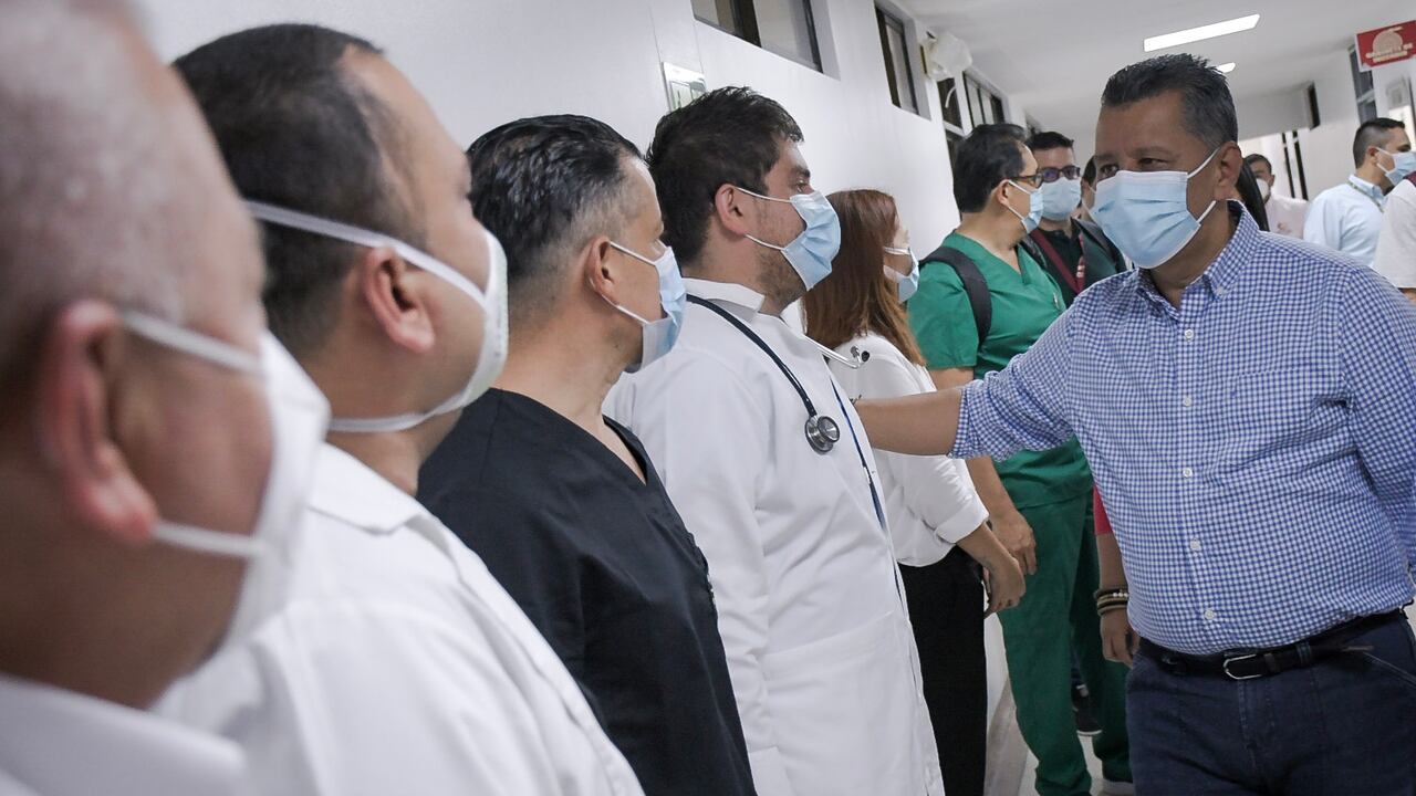 José Ricardo Orozco Valero, gobernador del Tolima en el hospital Federico Lleras Acosta.
