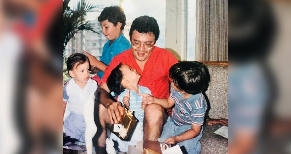 Carlos Holmes Trujillo con sus hijos.