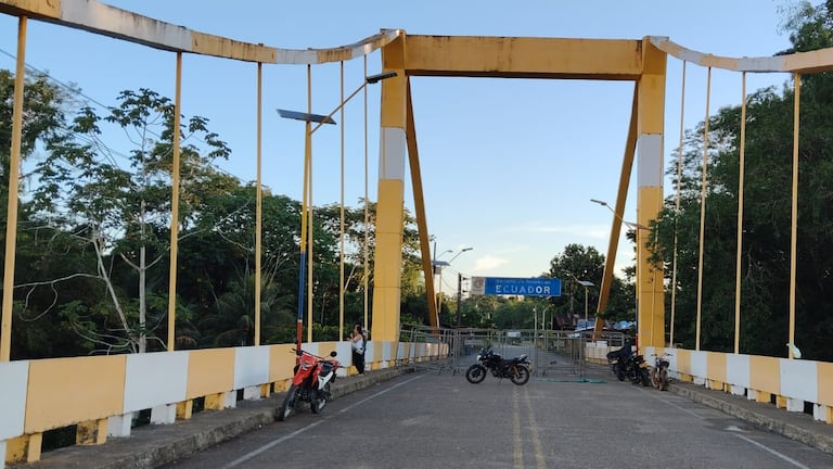 El puente San Miguel en la frontera con Ecuador está cerrado desde el año pasado.