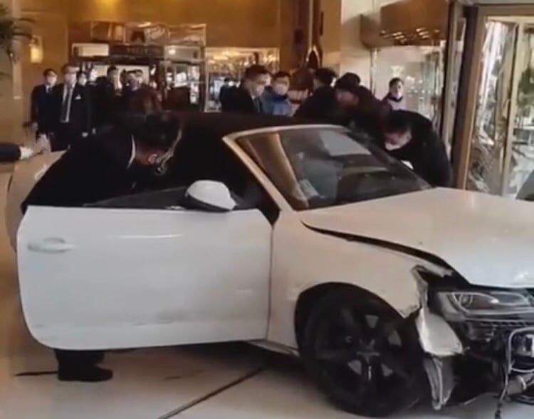 En uno de los videos se puede observar cómo varios empleados del hotel intentan abrir la puerta derecha del vehículo e incluso utilizan varios elementos con los que golpean el automotor mientras le gritan al huésped.