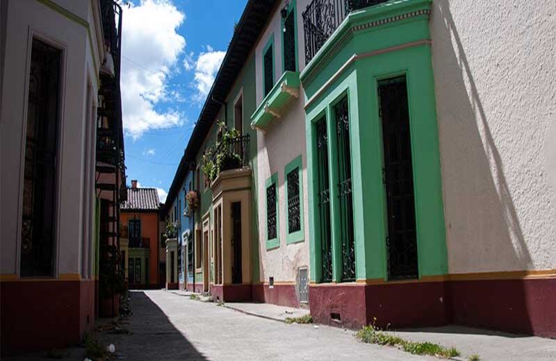 Las ocho casas que componen el pasaje Gómez, uno de los primeros pasajes residenciales de la capital, dejan boquiabiertos a los transeúntes del barrio La Favorita. Durante la expansión de El Cartucho el barrio se deterioró pero sus habitantes decidieron conservar intacto el pasaje para no dejar perder semejante tesoro.  Foto: David Amado-Semana.