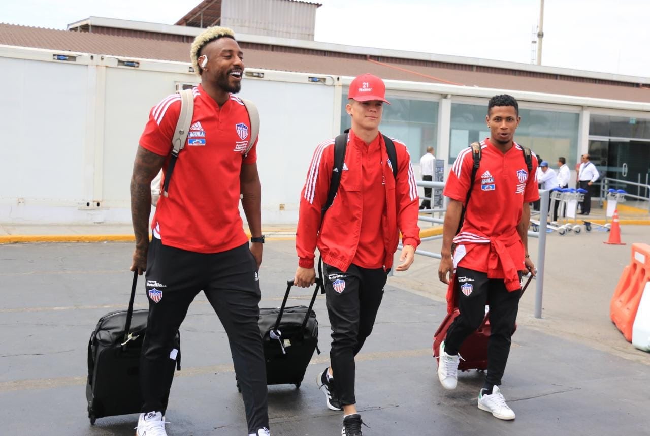 Walmer Pacheco (centro) en uno de los viajes de Junior este año