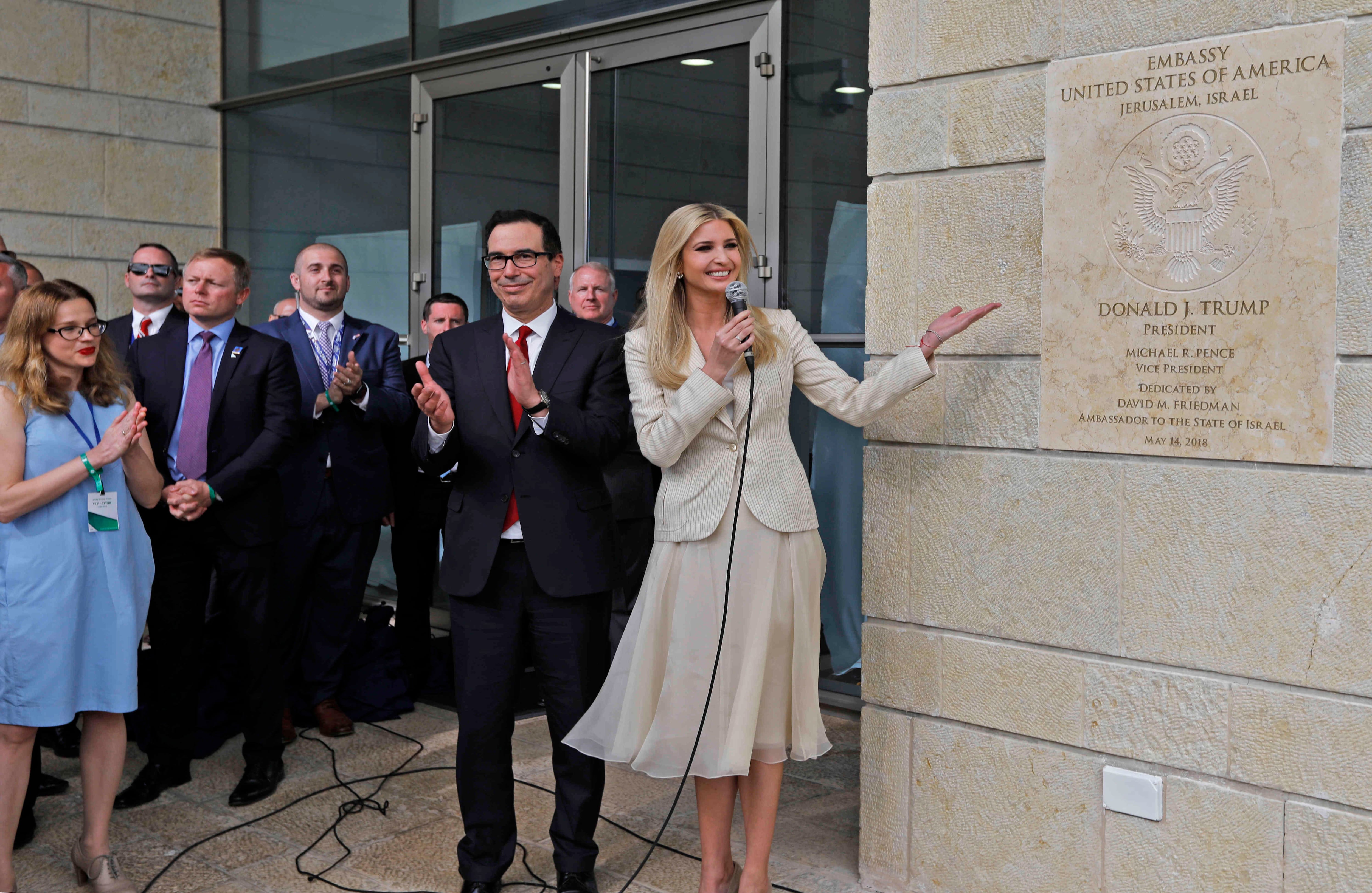 Una delegación de Estados Unidos inauguró el lunes la sede de su embajada en Jerusalén. Aunque Trump no fue a la apertura, su hija, su yerno y el secretario del Tesoro viajaron hasta Israel. La polémica decisión desafía el acuerdo tácito internacional de que solo los israelíes y los palestinos decidan sobre esta ciudad. Menahem Kahana / AFP 