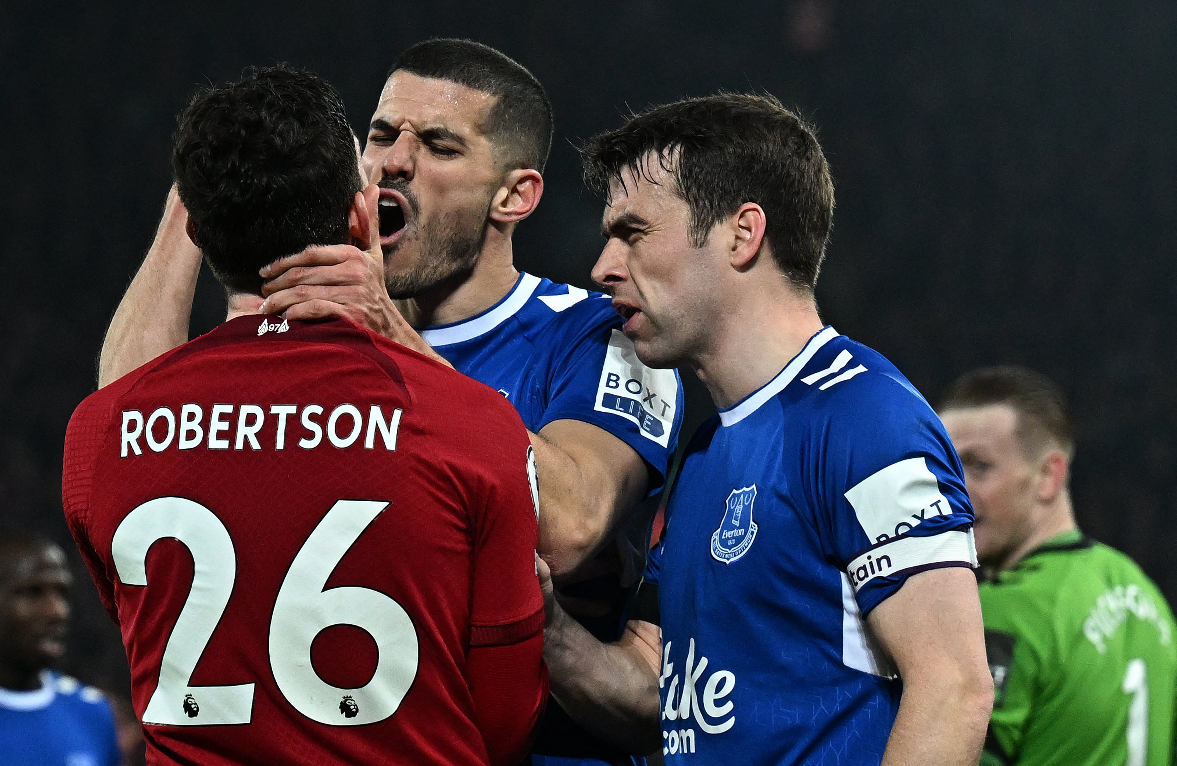 Tenso momento en el clásico de Liverpool.