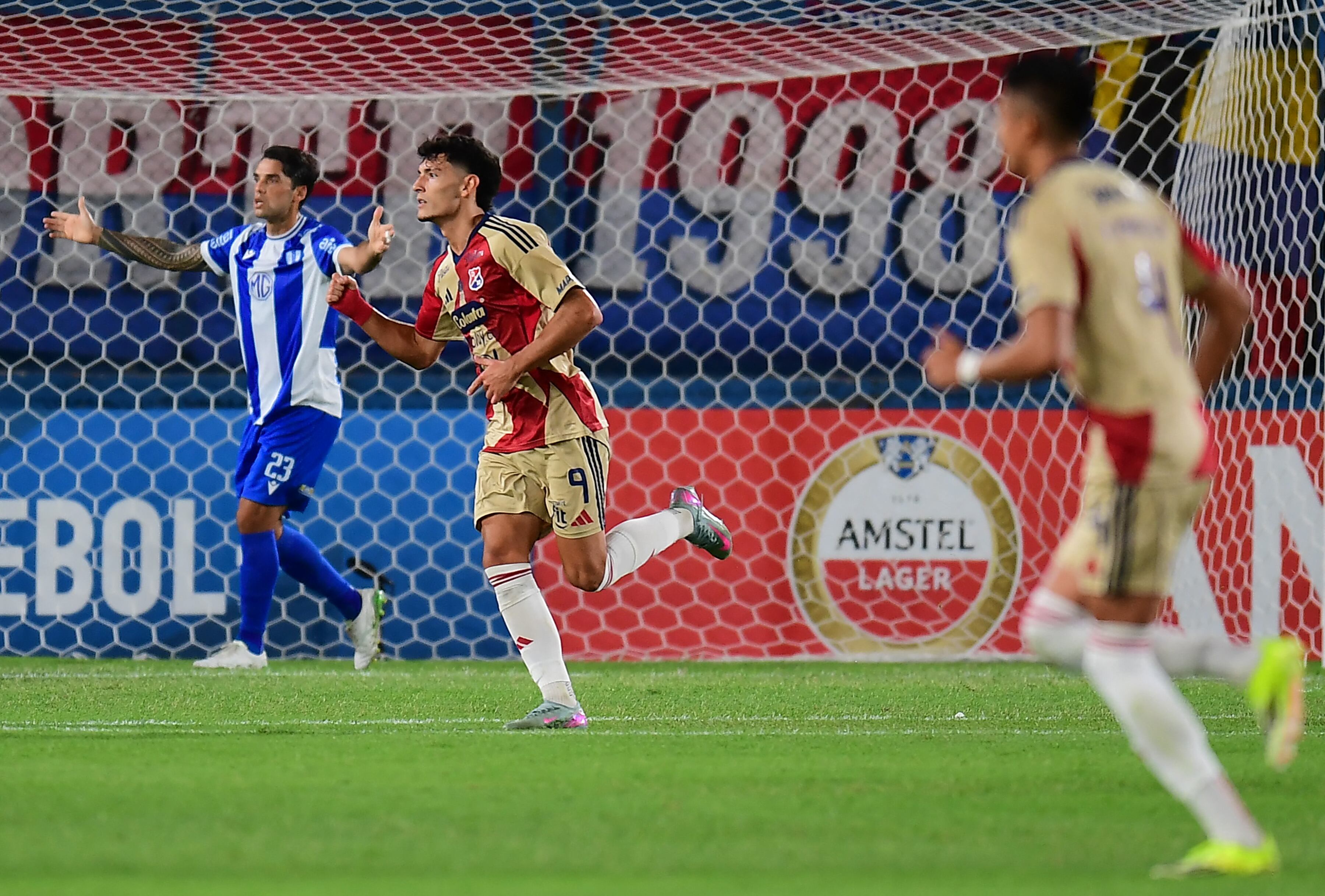 El delantero uruguayo #09 de Independiente Medellín, Enzo Larrosa, celebra tras anotar el primer gol de su equipo durante el partido de ida de la tercera fase de la Copa Libertadores entre Juventud de Uruguay e Independiente Medellín de Colombia en el Estadio Gran Parque Central de Montevideo el 5 de marzo de 2026. (Foto de Dante FERNANDEZ / AFP)