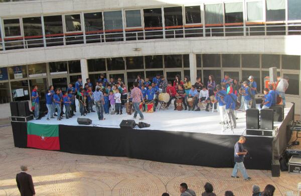 En el evento estuvieron acompañados por niños del grupo infantil Batuta de Bosa en Bogotá. Juntos interpretaron la canción de apertura del evento.