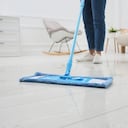 Un trapeador viejo no absorbe tanta agua ni abarca el espacio suficiente al momento de trapear. Foto: Getty