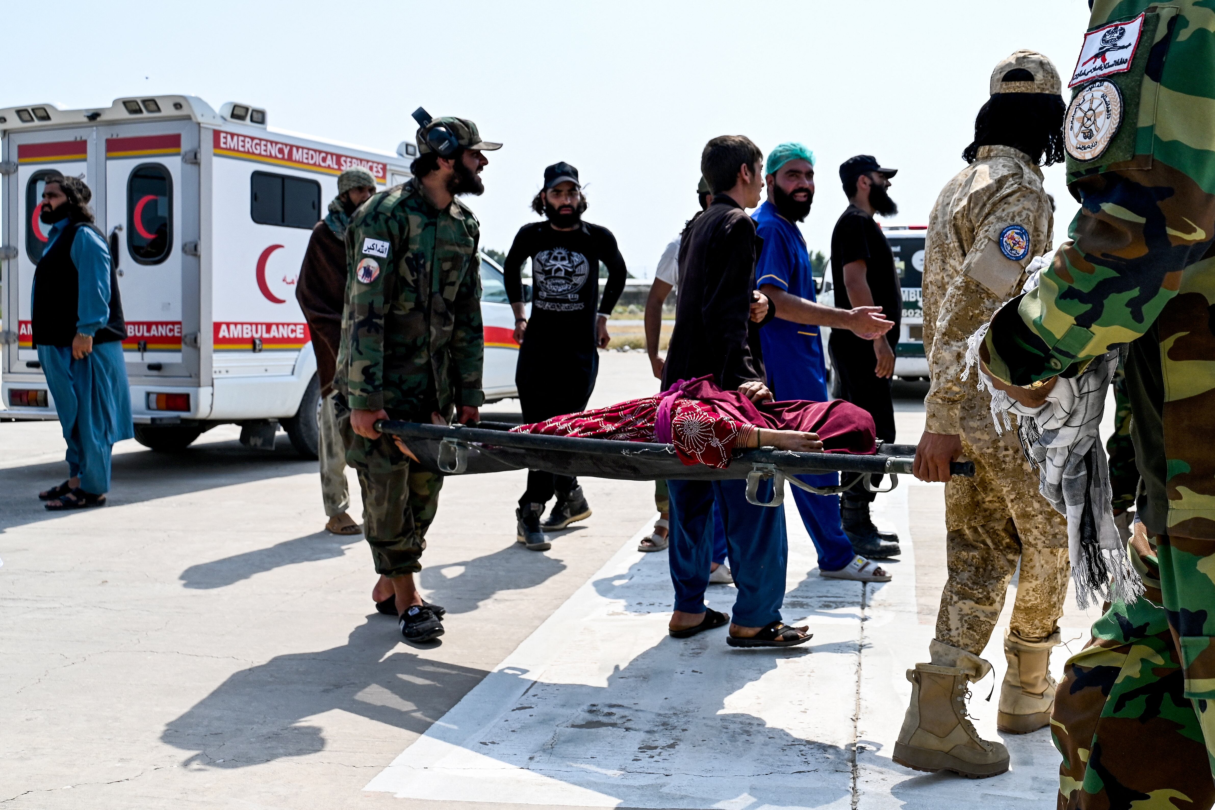 Personal de seguridad talibán transporta a una víctima del terremoto, evacuada en helicóptero militar desde el distrito de Nurgal, en la provincia de Kunar.