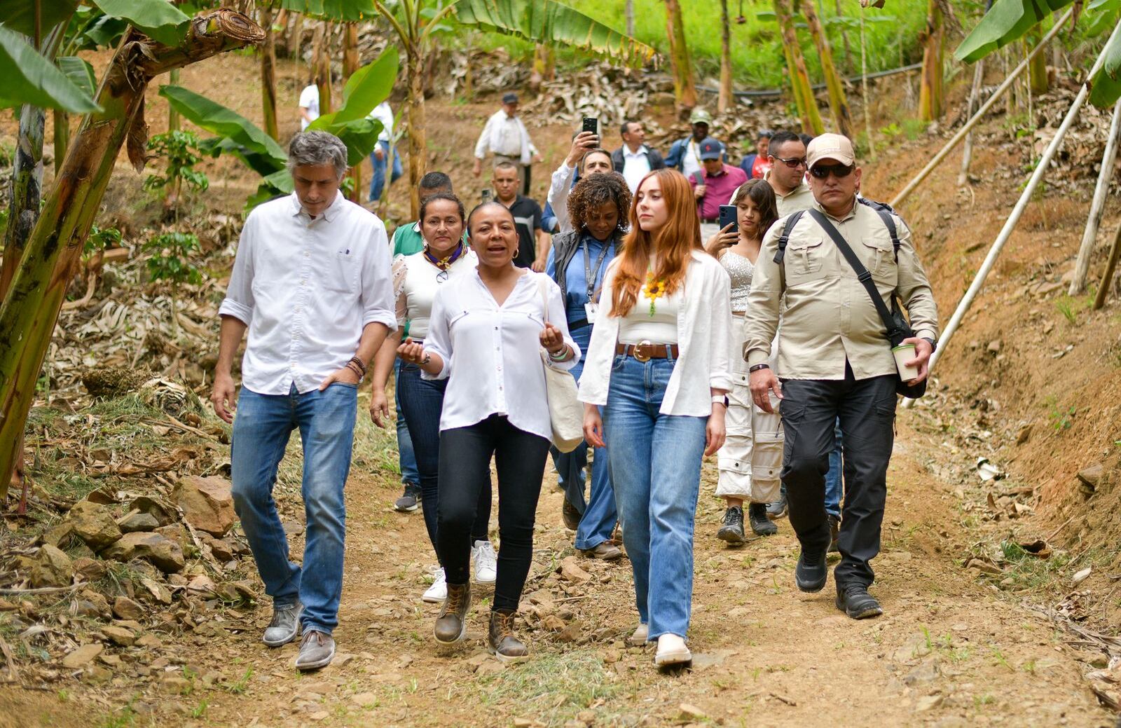 Carlos Calleja, presidente de Grupo Éxito, Diana Cano, presidenta de ASOCULSAN y Gloria Miranda, jefe de la Dirección de Sustitución de Cultivos de Uso Ilícito (DSCI).