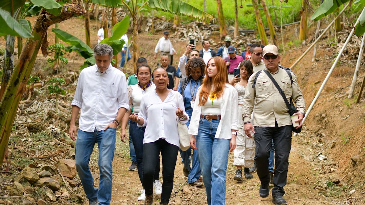 Carlos Calleja, presidente de Grupo Éxito, Diana Cano, presidenta de ASOCULSAN y Gloria Miranda, jefe de la Dirección de Sustitución de Cultivos de Uso Ilícito (DSCI).