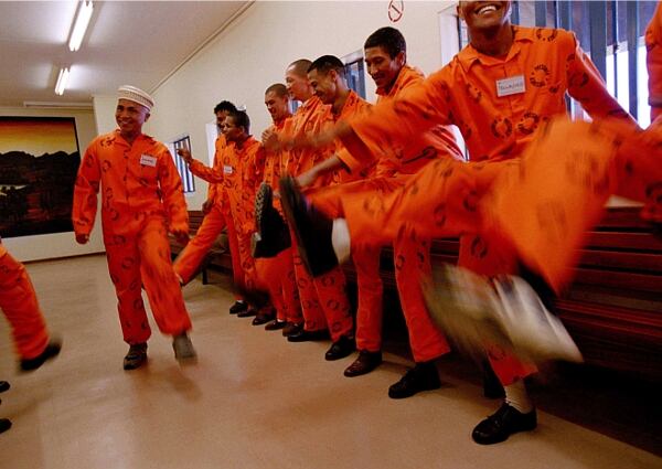 África del Sur: La violencia es una realidad en Pullsmore, en la prisión de Ciudad del Cabo. Pero el círculo de odio se pueden romper con métodos lúdicos como el baile.

