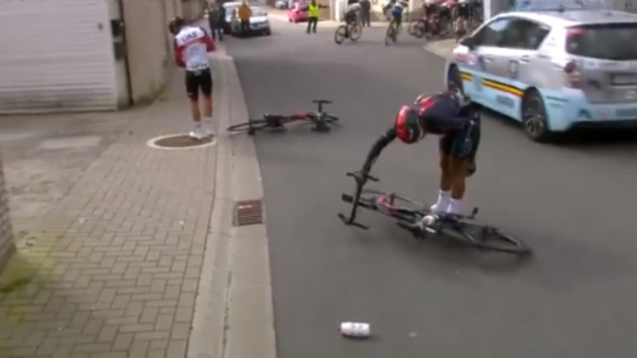 Fernando Gaviria sufrió una fuerte caída. Foto: Pantallazo