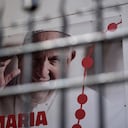 Un cartel con una imagen del papa Francisco anunciando el Día Mundial de la Juventud de 2023 se ve sobre una iglesia en Lisboa, el martes 25 de julio de 2023. (AP Foto/Armando Franca)