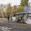 Bomberos trabajando en el lugar donde dos autobuses fueron alcanzados por proyectiles en Kramatorsk