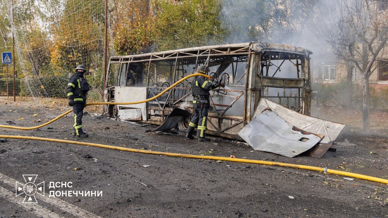 Bomberos trabajando en el lugar donde dos autobuses fueron alcanzados por proyectiles en Kramatorsk