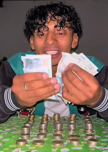 Jorge Andrés es un joven que trabaja cantando en TransMilenio y en restaurantes de la ciudad.