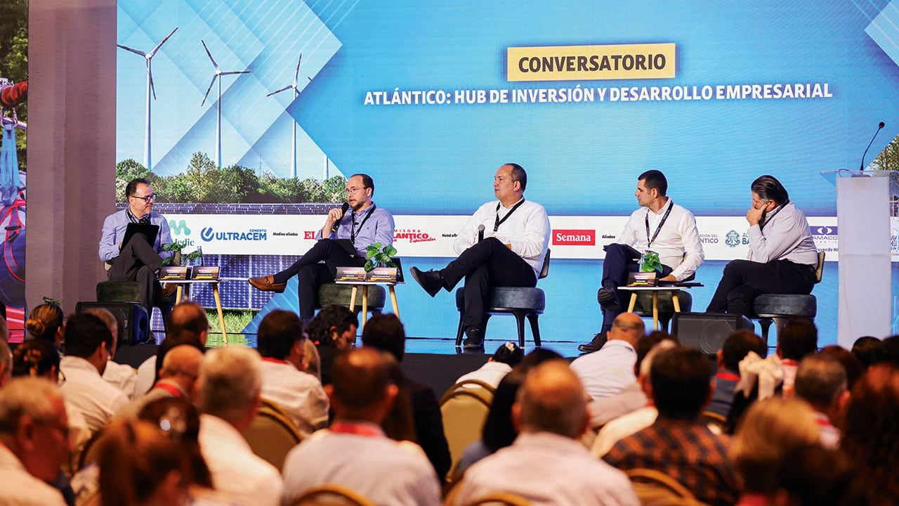 De izquierda a derecha, Carlos Enrique Rodríguez, subdirector general de SEMANA; Manuel Fernández Ariza, presidente de la Cámara de Comercio de Barranquilla; Juan Cediel, gerente de Sostenibilidad de Ultracem; Efraín José Cepeda Tarud, presidente del Comité Intergremial del Atlántico, y Gian Piero Celia, presidente del Banco Serfinanza.