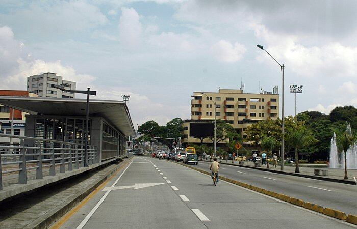 El trazado del MIO comprende un total de 243 kilómetros de vías urbanas intervenidas. A raíz de los continuos tropiezos, pleitos legales e irregularidades en la contratación, hoy el proyecto se encuentra en un 50% de ejecución y con dos años de retraso.